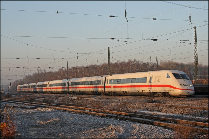 Am kalten Morgen des 30.12.2008 ist 402 016  DESSAU  als ICE 545 von Aachen Hbf nach Berlin-Ostbahnhof unterwegs und wird bei Bochum-Ehrenfeld auf den Chip gebannt.
