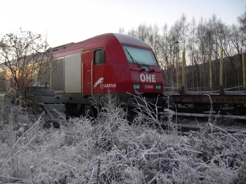 Am kalten Sylvesterabend 2008 wartet OHE Runner 270080 im Bahnhof Arnsberg auf die Beladung eines Holzzuges.