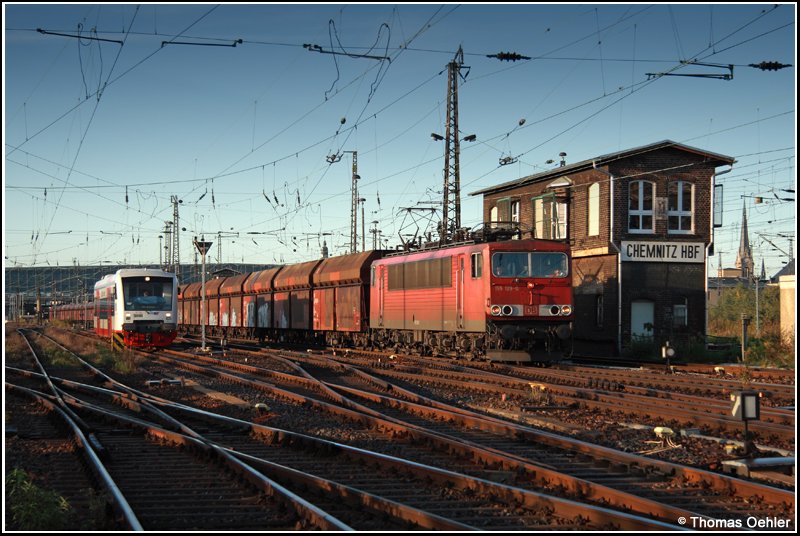 Am klaren Morgen des 16.09.07 zieht 155 129 den Kohleleerzug nach Spreewitz aus dem Chemnitzer Hbf, links im Bild ein Regioshuttle der Chemnitzer City-Bahn.