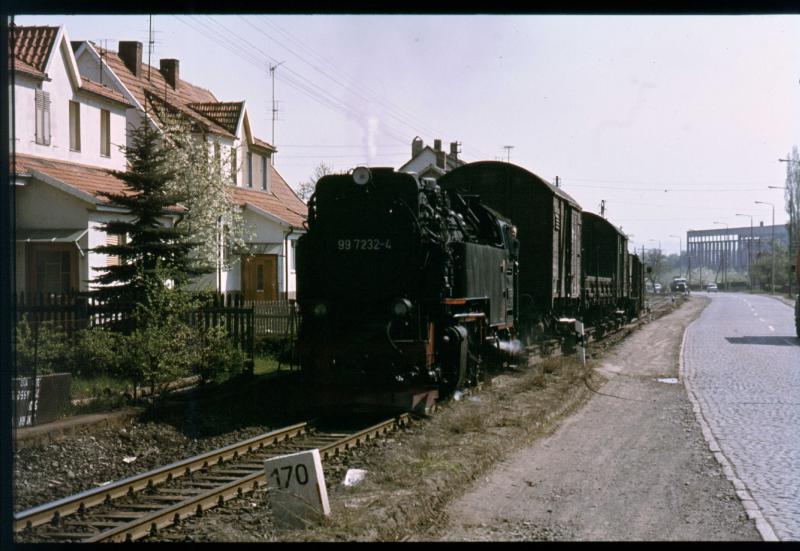 Am Kopfsteinpflaster der Strae und an den angehngten Wagen erkennt mann, dieses Bild entstand vor der Wende der Zug fhrt Richtung Ilfeld (1984) 