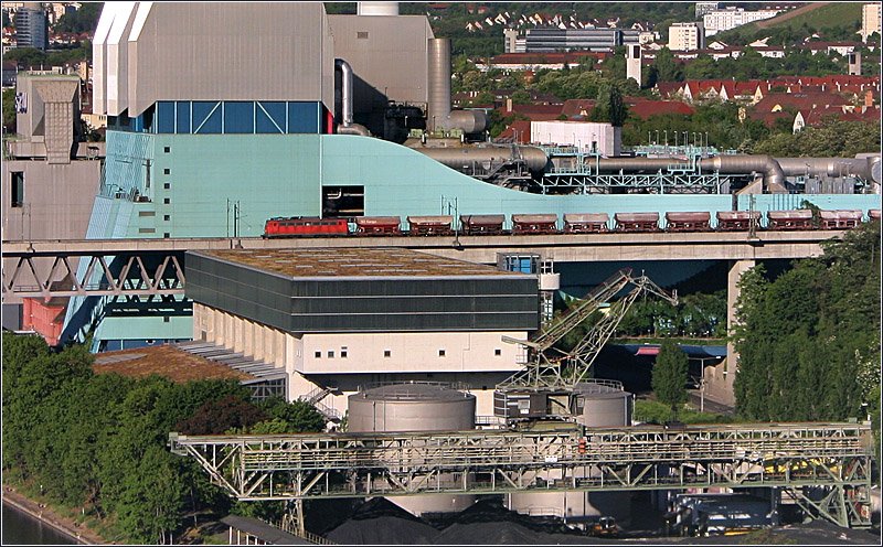 Am Kraftwert Münster - 

Ein Güterzug vor dem Kraftwerk Münster auf dem Neckartalviadukt der Stuttgarter Umgehungsbahn. 

02.05.2007 (M)