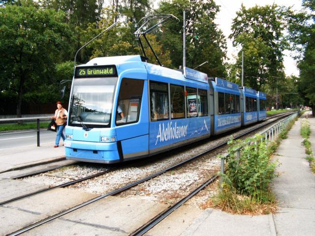Am Krankenhaus Harlaching wartet 2207 auf die weiterfahrt nach Grnwald.