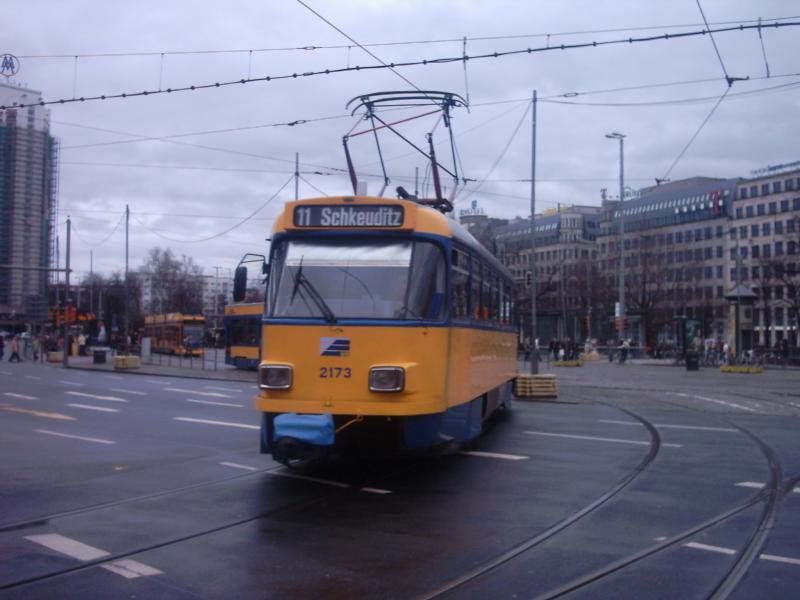 Am Leipziger Hbf kommt am 12.02.2005 eine ltere Straenbahn an.