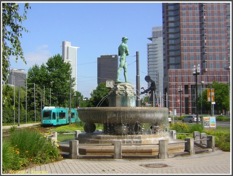 Am Merkurbrunnen in der Friedrich-Ebert-Anlage gegenber dem Messegelnde fuhr am 11.06.2007 der R-Triebwagen 031 als 3. Zug der Linie 16 nach Ginnheim vorbei. Der Merkurbrunnen ist ein neoklassizistischer Zierbrunnen aus dem Jahr 1916, entworfen von Hugo Lederer. Der Merkur weist auf das hinter dem Brunnen gelegene Messegelnde hin. Der Brunnen ist ein Kulturdenkmal nach dem Hessischen Denkmalschutzgesetz. Die ltere Aufnahme vom gleichen Fotopunkt bei schlechtem Fotolicht habe ich wieder gelscht.