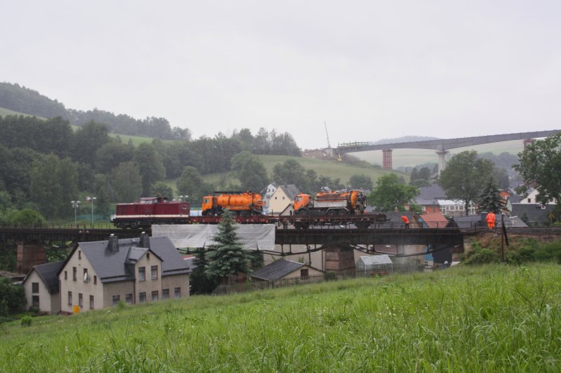 Am Mittad des 23.06.09 ist der Arbeitszug mit 202 646-6 mit Reinigungsarbeiten an der Brcke nahe des Sportplatzes in Markersbach beschfftigt. Im Hintergrund die im Bau befindliche Brcke der Ortsumgehung.