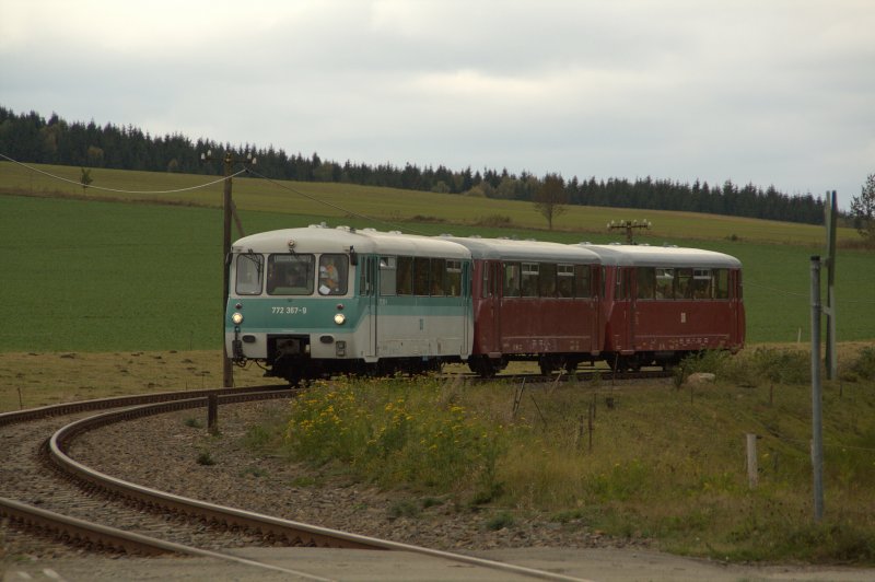 Am Mittag des 04.10.09 fahren die Ferkeltaxen 772 367, mit 972 771 und 171 056 der Erzgebirgischen Aussichtsbahn in den Bahnhof Scheibenberg ein.