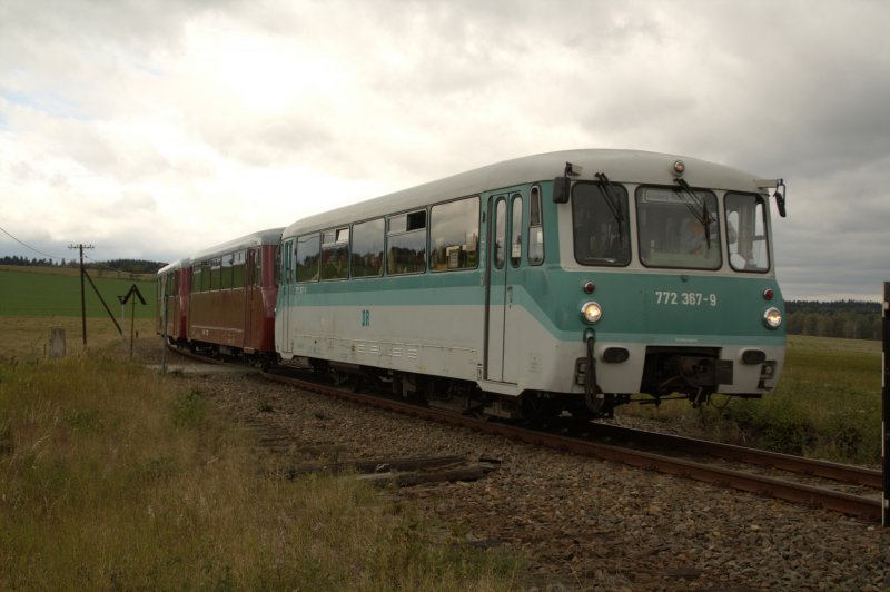 Am Mittag des 04.10.09 fahren die Ferkeltaxen 772 367, mit 972 771 und 171 056 der Erzgebirgischen Aussichtsbahn in den Bahnhof Scheibenberg ein.