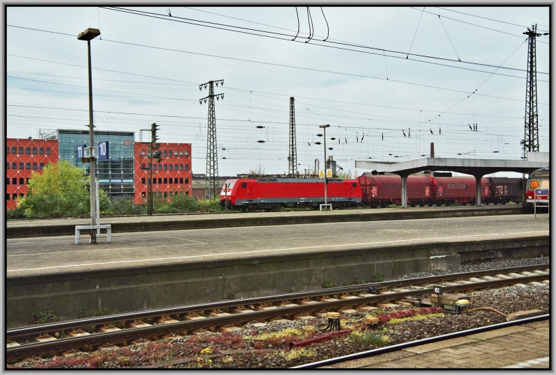Am Mittag des 13.04.2007 rollt die 189 033 mit einem Coilganzzug Richtung Ruhrgebiet. Aufgenommen im Bahnhof Hamm (Westf).