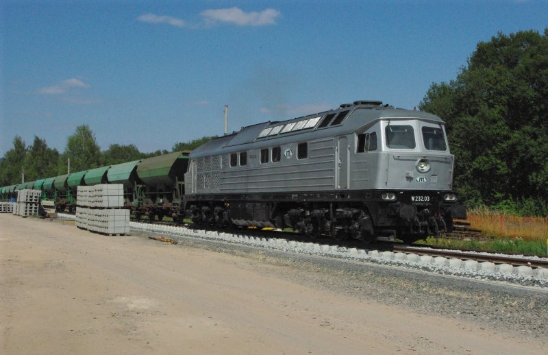 Am Mittwoch, den 5.8.2009 kam endlich mal etwas groes zum Einsatz bei dem Projekt Stadtbahnhof Eschwege. W232.03 der ITL brachte 44 Wagen voll Schotter um das neue Sd-Anschluss-Gleis einzuschottern. 44 Wagen reichten fr ca. 1,5 km Gleis. Hier hinter dem Stellwerk Eschwege West.