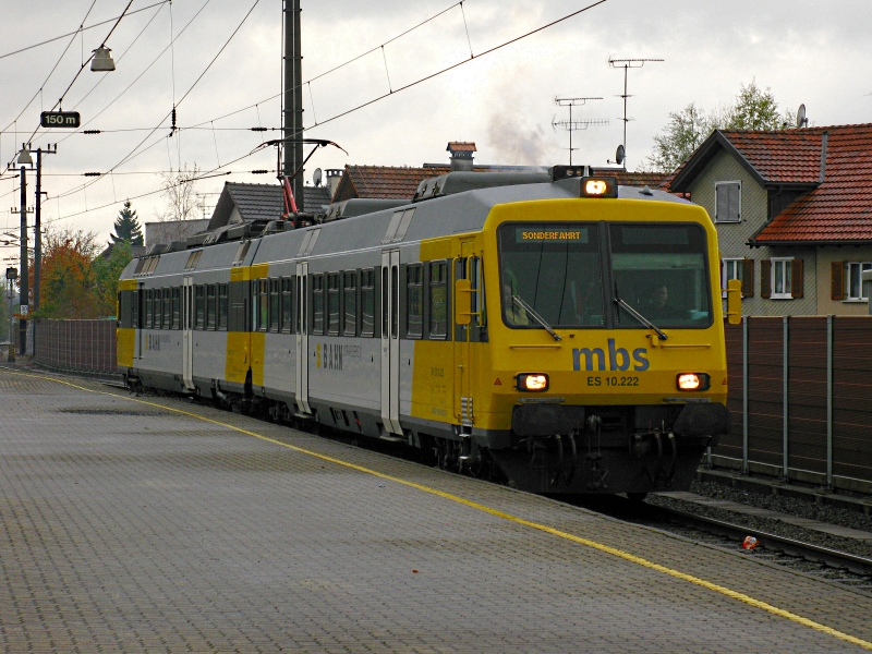 Am Montag ( 09.11.09 ) fanden diverse Schulungsfahrten zwischen Bludenz und Hohenems statt. Das Foto zeigt den SLP 98080 ( MBS 10.122 ) in Hohenems. Nach ca. 13 Minuten wurde wieder die Fahrt nach Bludenz als SLP 98081 angetretten.

Lg

