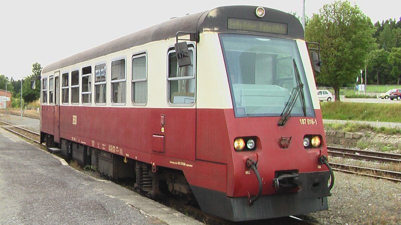 Am Montag, 14. August 2006 steht um 16:37 Uhr der Triebwagen 187 016-1 der Harzer Schmalspurbahnen im bahnhof Benneckenstein zur Weiterfahrt nach Eisfelder Talmhle.