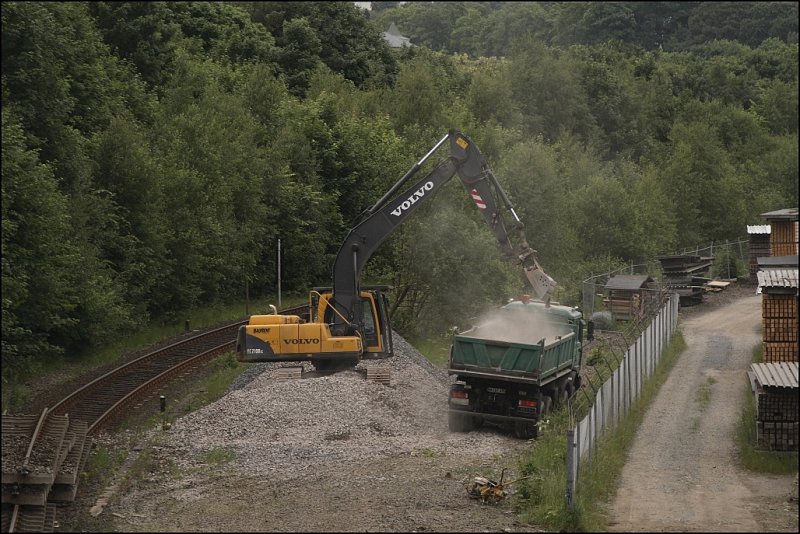 Am Morgen bzw. in der Nacht des 06.06.2009 wurden die alten Gleise und Schwellen ausgebaut und der Schotter fr den Oberbau aufgetragen. Links ist noch die alte Trasse zusehen.
