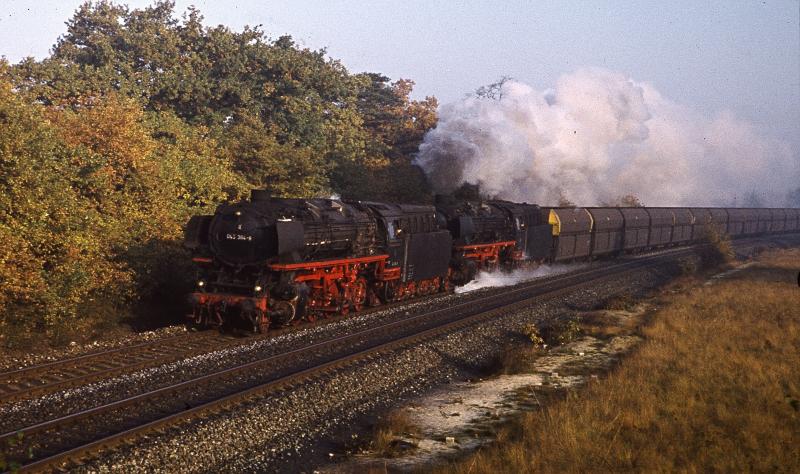 Am Morgen da war hier im Emsland das beste Licht um die Dampfgefhrten 4000 Tonnen Zge abzulichten wie hier im Herbst 1971 bei Meppen