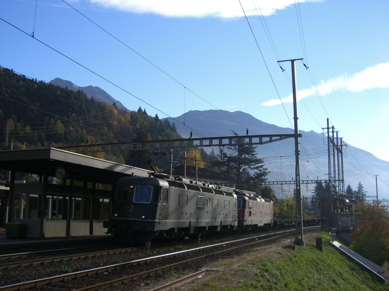 Am Morgen des 02.11.2007 fuhr dieses Re10/10 Paket mit einem Gterzug durch Faido. Die grne Re 6/6 hat sogar noch runde Lampen.