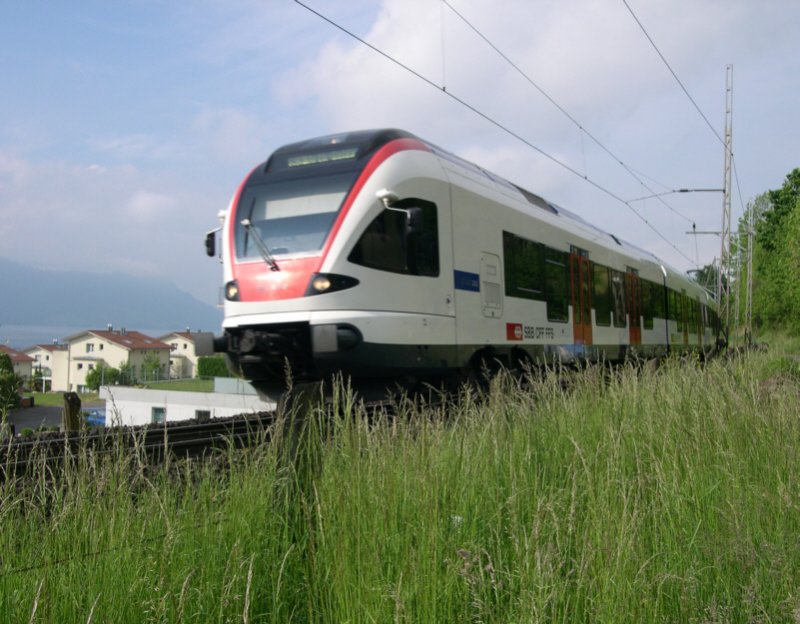 Am Morgen des 03.05.2007 ist der  Flirt  523 003-2 als S3 Luzern - Arth Goldau kurz vor dem Haltepunkt Merlischachen am Vierwaldsttter See unterwegs.