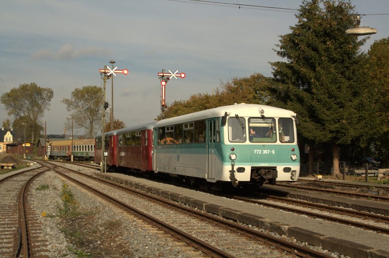 Am Morgen des 03.10.09 passieren die Ferkeltaxen 772 367, mit 972 771 und 171 056 der Erzgebirgischen Aussichtsbahn die neu aufgestellten Flgelsignale im Bahnhof Schlettau. 