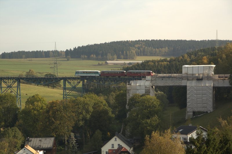 Am Morgen des 03.10.09 berqueren die Ferkeltaxen 772 367, mit 972 771 und 171 056 der Erzgebirgischen Aussichtsbahn das Markersbacher Viadukt in Richtung Annaberg Buchholz. Sie haben gerade die Baustelle auf der Brcke verlassen, die Sanierung ist fast abgeschlossen!