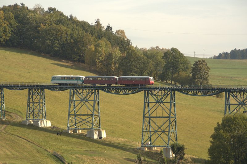 Am Morgen des 03.10.09 berqueren die Ferkeltaxen 772 367, mit 972 771 und 171 056 der Erzgebirgischen Aussichtsbahn das Markersbacher Viadukt in Richtung Annaberg Buchholz. 