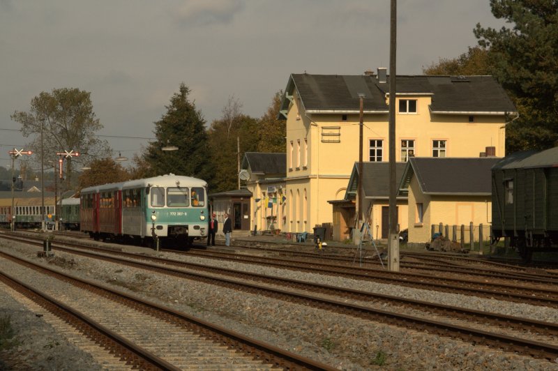 Am Morgen des 03.10.09 verlassen die Ferkeltaxen 772 367, mit 972 771 und 171 056 der Erzgebirgischen Aussichtsbahn dem Bahnhof Schlettau. 