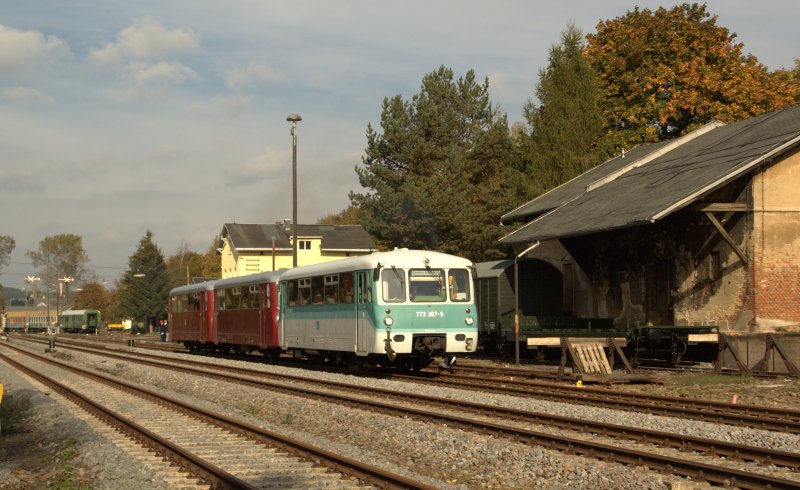 Am Morgen des 03.10.09 warten die Ferkeltaxen 772 367, mit 972 771 und 171 056 der Erzgebirgischen Aussichtsbahn im Bahnhof Schlettau. Ein Fernsehteam des MDR und der Chef der Erzgebirgsbahn waren an diesen Tag auch mit an Bord.