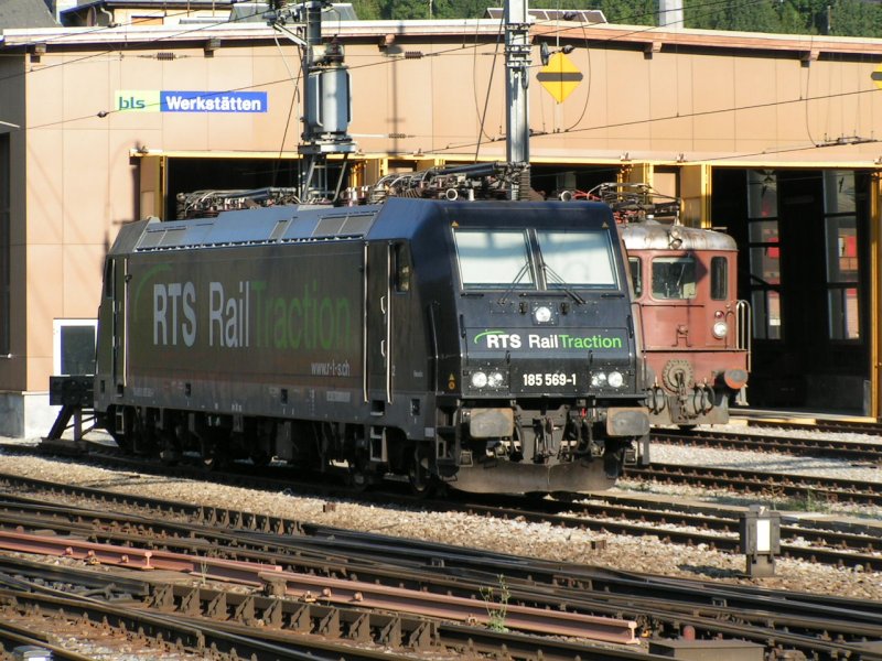 Am Morgen des 06.08.07 hat die Lok 185 569-1 noch etwas Ruhe vor Ihrem nchsten Einsatz im Bahnhof von Brig.