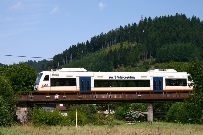 Am Morgen des 07. August 2008 fhrt ein OSB Regio Shuttle als Ortenau S-Bahn von Bad Griesbach nach Freudenstadt und berquert bei Schenkenzell gerade die Kinzig.