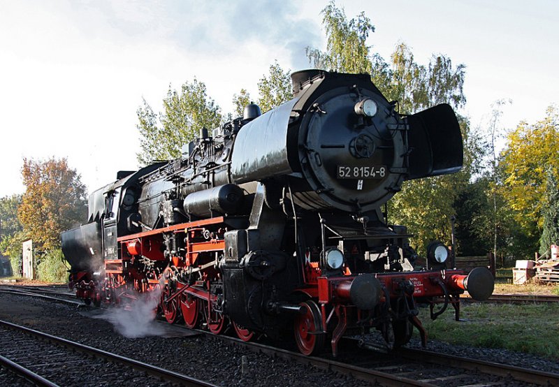 Am Morgen des 09.10.2009 steht 52 8154-8, bereit zur Fahrt nach Weimar, im Gelnde des Eisenbahnmuseums Bayerischer Bahnhof zu Leipzig.