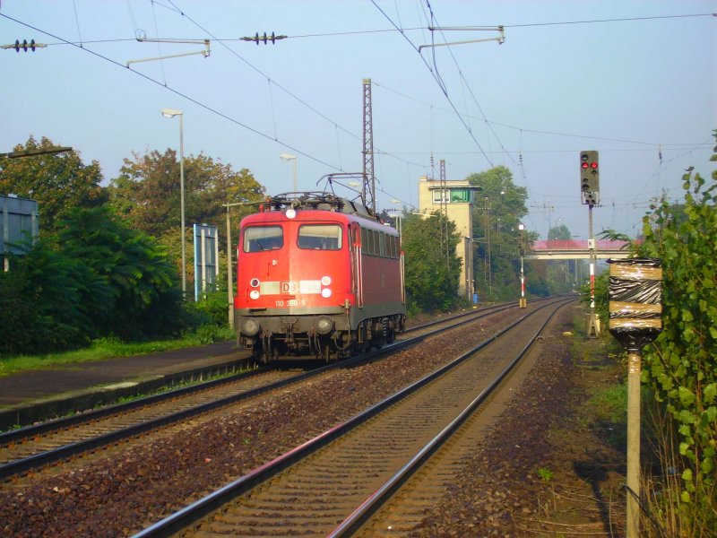 Am morgen des 11.10.06 durchfhrt 110 160 aus Ri Worms kommend Ludwigshafen Oggersheim.