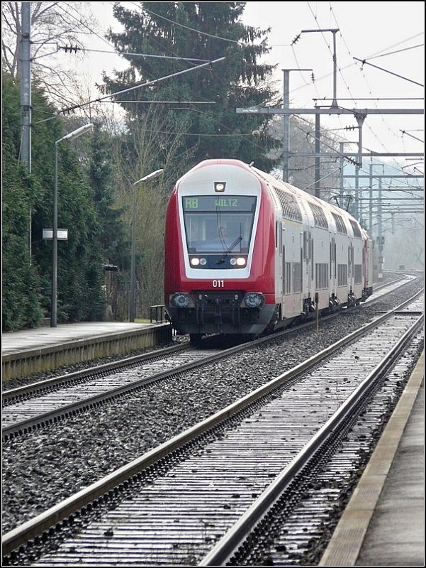 Am Morgen des 14.12.08 war Eisregen gefallen und hatte alles mit einer d�nnen Glatteisschicht �berzogen. W�hrend die Autofahrer und die Fu�g�nger damit zu k�mpfen hatten, fuhr der Wendezug seelenruhig in Richtung Wiltz. (Jeanny)