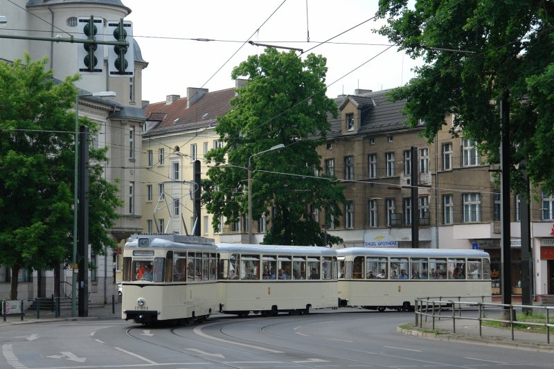 Am Morgen des 20.05.07 war der REKO-Dreiwagenzug am Ossietzkyplatz auf dem Weg zurck zum Betriebshof Niederschnhausen. Der Sound bei dem durch die Kurve fahrenden Zug wahr wunderschn. 