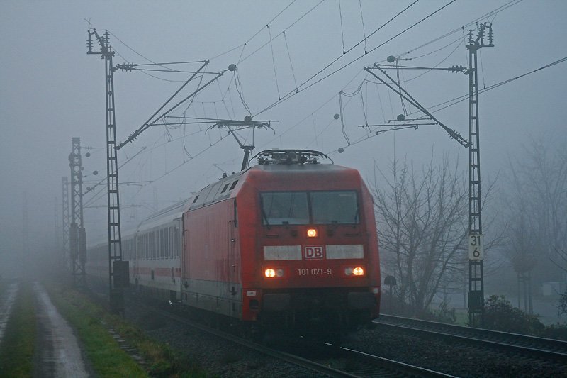 Am Morgen des 23. Dezembers 2008 eilt 101 071 mit dem IC 2374 von Karlsruhe nach Hamburg-Altona bei Wiesloch durch die neblige Landschaft.