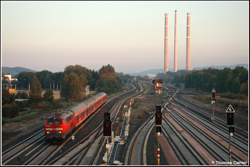Am Morgen des 23.09.07 fhrt 218 276 an der Spitze des Vierlnderexpress Leipzig-Mnchen in Gera Hbf ein. Im Hintergrund die markanten 3 Schlote von Gera.