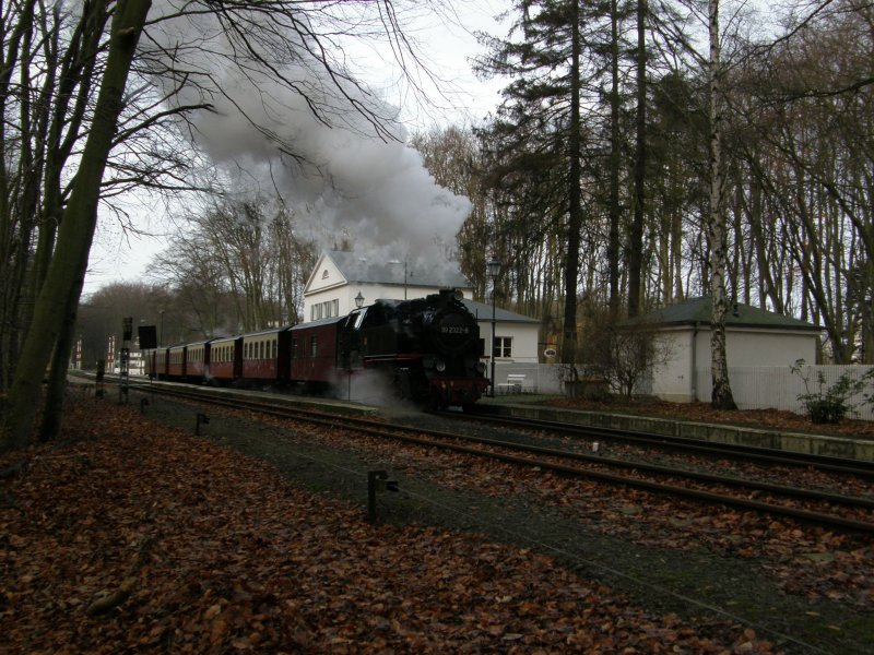 Am Morgen des 23.12.2008 verlsst 99 2322 mit einem Zug nach Bad Doberan den Bahnhof Heiligendamm. Da beim Molli im Winter nur im 2-Stunden-Takt gefahren wird reicht, ein Zug auf der Strecke. Somit fllt auch die Zugkreuzung in Heiligendamm weg.