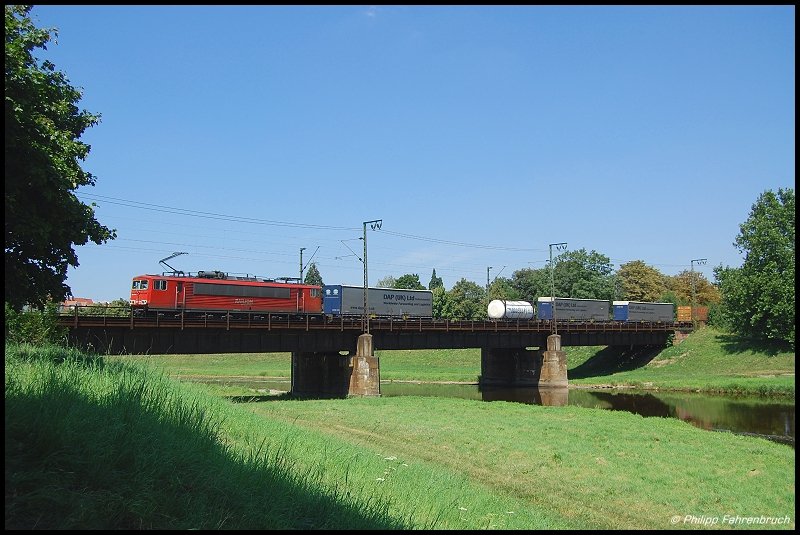 Am Morgen des 25.07.08 passiert eine verkehrsrote 155er mit KLV-Zug die Rastatter Murgbrcke mit Fahrtrichtung Sden (KBS 700).