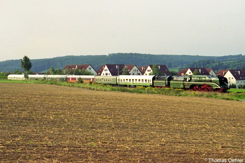 Am Morgen des 26.08.06 ist 18 201 mit einem Sonderzug von Chemnitz nach Finsterwalde unterwegs - hier kurz vor Glauchau.