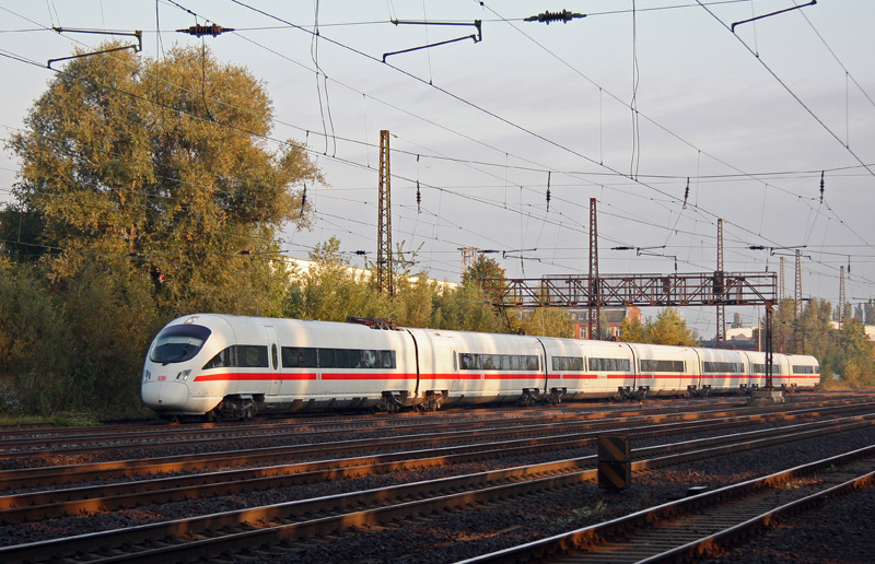 Am Morgen des 26.09.2009 durchfhrt ICE 1505 aus Berlin-Gesundbrunnen den Gterbahnhof Leipzig-Mockau. In wenigen Minuten wird er Leipzig Hbf. erreichen.