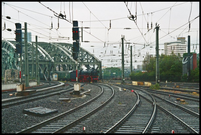 Am Morgen des 27.05.07 rollt 41 360 mit einem Dampfzug in den Hauptbahnhof Kln ein.