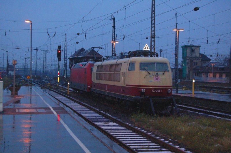 Am Morgen des 29.11.08 steht 103 245 noch kalt in Leipzig Hbf bevor sie ihren samstglichen Ersatz-IC nach Nrnberg bringt.