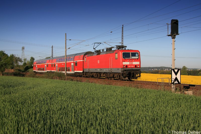 Am Morgen des 30.04.07 ist 143 126 mit der RB nach Riesa bei Chemnitz-Glsa unterwegs.