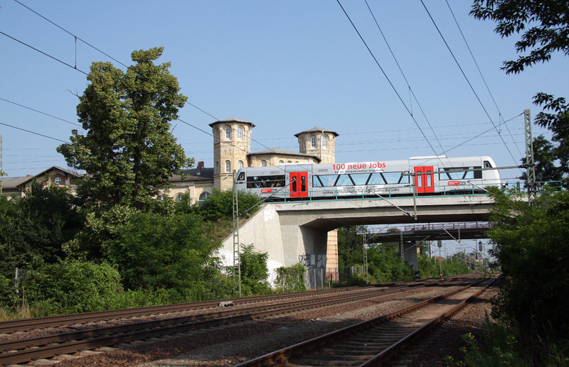 Am Morgen des 30.06.2009 überquert ein Triebwagen der MRB in Höhe des oberen Bahnhofs in Delitzsch die Hauptstrecke Leipzig-Berlin.