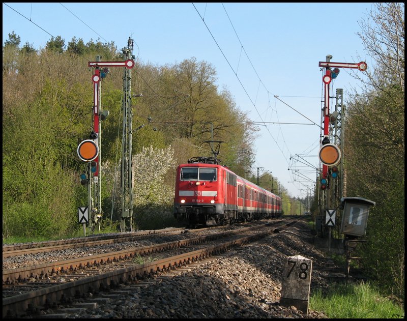 Am Morgen des 3.04.2008 zog 111 164-0 einen der wegen der Streckensperrung der Murrbahn umgeleiteten RE´s von Nrnberg Hbf nach Stuttgart Hbf. Hier kurz nach dem Halt in Goldshfe aufgenommen.
