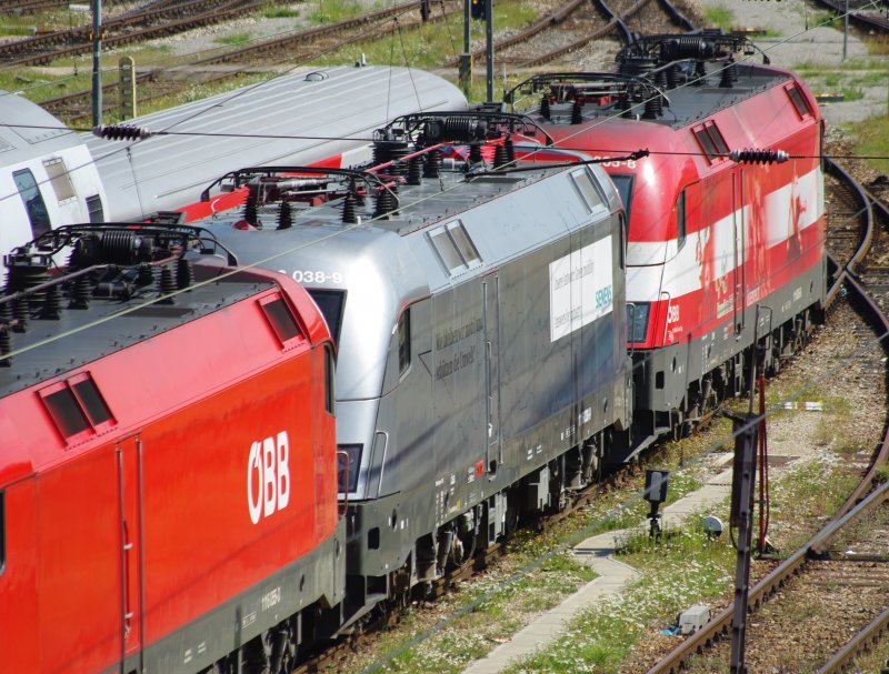 Am Morgen des letzten Urlaubstages in Wien, den 24.08.2009 warteten 1116 005-8 EM sterreich vor 1116 038-9  Siemens  in der Traktion Wien West auf ihre nchsten Einstze.