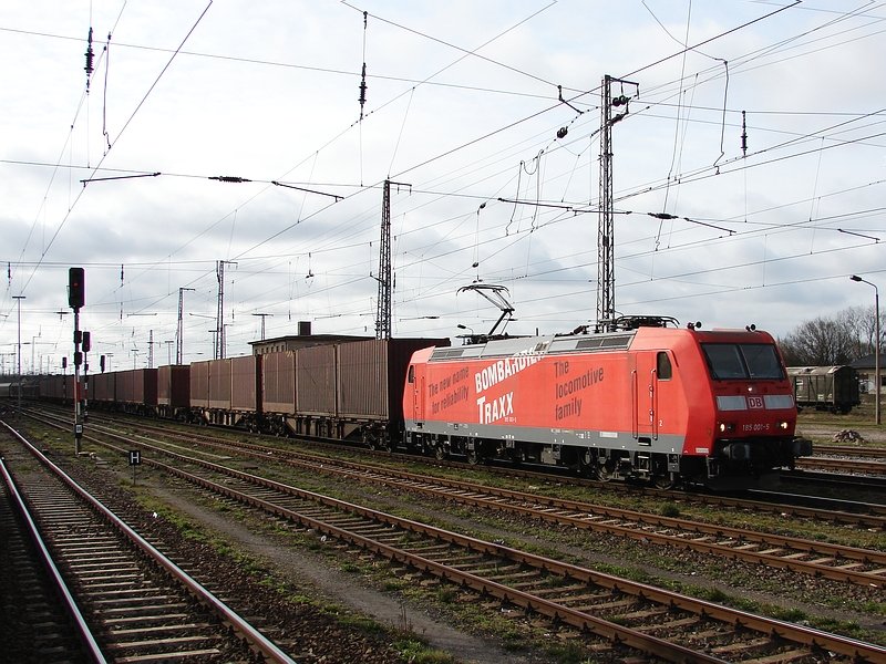 Am Morgen des Ostersonntags (08.04.07) beglckte mich 185 001 bei der Durchfahrt durch den Hbf Stralsund…