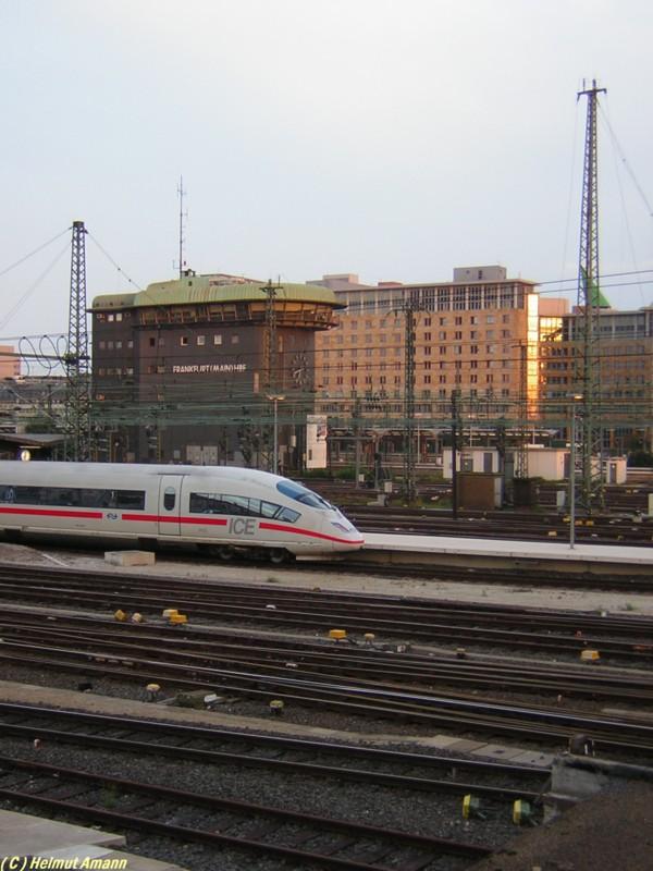 Am Nachmittag des 02.10.2005 stand 406 053 der Nederlandse
Spoorwegen abfahrbereit im Hauptbahnhof Frankfurt am Main,
im Hintergrund das Zentralstellwerk, damals noch mit analoger
Technik und inzwischen auf Digitaltechnik umgestellt.