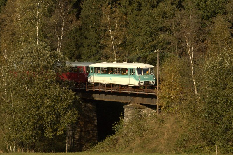 Am Nachmittag des 03.10.09 passieren die Ferkeltaxen 772 367, mit 972 771 und 171 056 der Erzgebirgischen Aussichtsbahn die Brcke kurz nach dem ehemaligen Bahnhof Walthersdorf. 