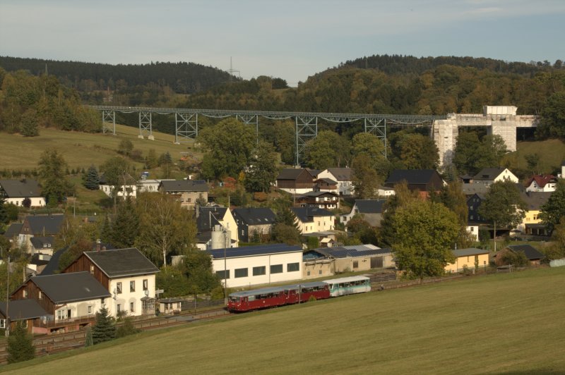 Am Nachmittag des 03.10.09 warten die Ferkeltaxen 772 367, mit 972 771 und 171 056 der Erzgebirgischen Aussichtsbahn im Bahnhof Markersbach auf den Abfahrtsbefehl.

