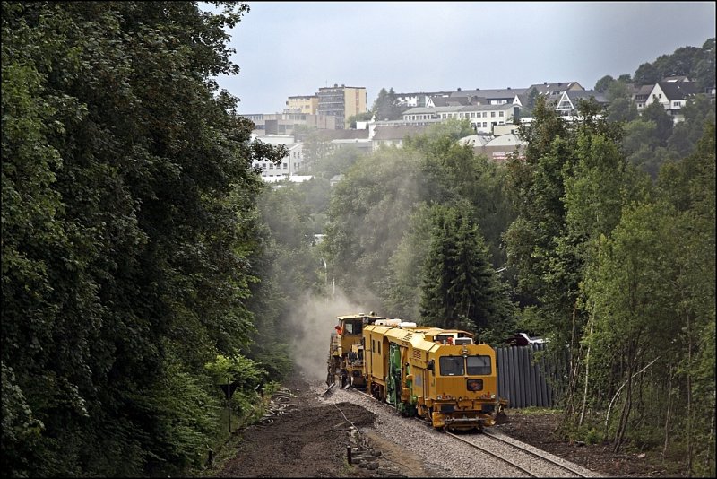 Am Nachmittag des 07.06.2009 wurde die neue Trasse gestopft. Hier kurz nach dem bergang alte/neue Trasse. 
