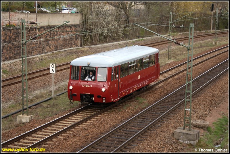 Am Nachmittag des 13.04.08 kehrt die Ferkeltaxe 171 056 des gleichnamigen Traditionsvereins mit Eisenbahnfreunden der IG Prenitztalbahn von einer Sonderfahrt nach Thringen zurck. Hier ist er kurz vor Chemnitz Hbf unterwegs.