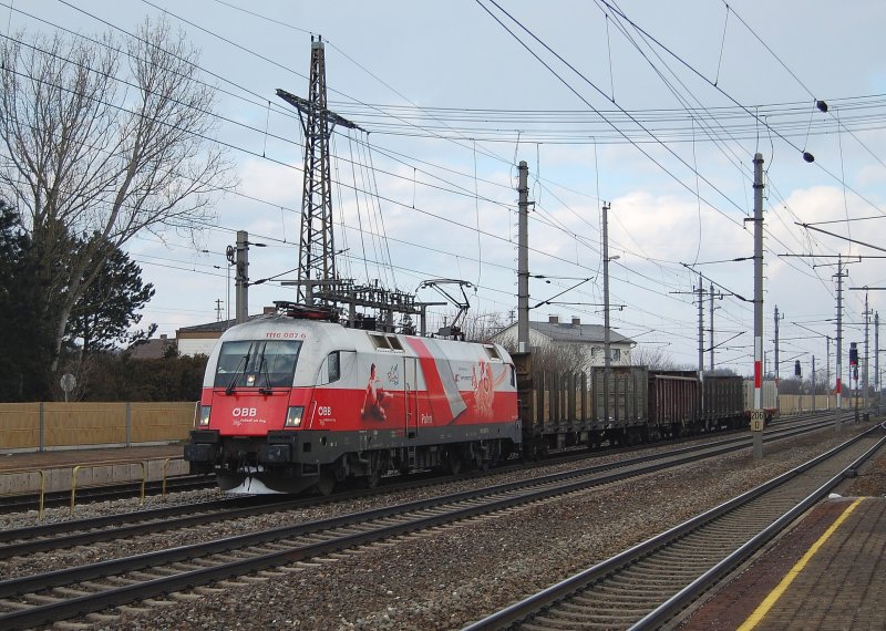 Am Nachmittag des 14.02.2009 ist die
1116 087  EM-Polen  mit einem kurzen
G�terzug in Marchtrenk durchgefahren.