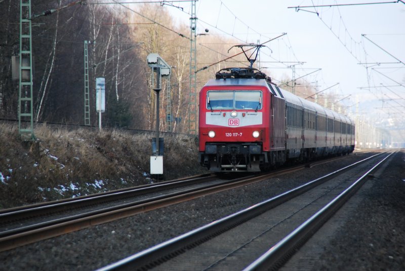 Am Nachmittag des 14.02.2009 kam der IC mal wieder mit einem  Ausnahmezugpferd . 120 117-7 ziehend von Bielefeld in Richtung Ruhrgebiet; hier in Avenwedde Isselhorst.